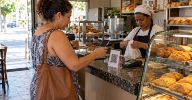 Cliente aponta o celular para um QR code no balcão de uma padaria para avaliar o atendimento